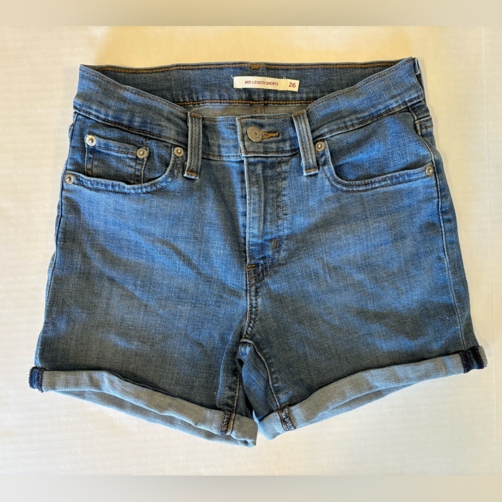 Levi’s Mid Length cuffed Jean shorts size 26